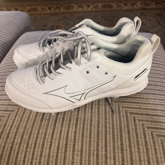 White Mizuno cleats size 10 NEW - Picture 1 of 4